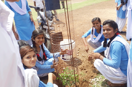 भिलाई। पतंजलि योग समिति एवं भारत स्वाभिमान न्यास जिला दुर्ग द्वारा शिक्षा विभाग दुर्ग के सहयोग से दुर्ग जिले के 70 स्कूलों का चयन कर उन कैंपस में 5000 पौधों का रोपण ट्री गार्ड के साथ करने का निर्णय लिया है। इस कार्यक्रम के तहत पतंजलि योग समिति इन स्कूलो तक ट्री गार्ड व पौधे स्वयं पहुंचाएगी स्कूल प्रशासन व पतंजलि योग समिति के सदस्य योजना बनाकर इन पौधों की संरक्षण की जिम्मेदारी स्कूल के बच्चों के साथ मिलकर निभाएंगे। बच्चों को वृक्षा रोपण के प्रति जागरूक करने का प्रयास भी किया जा रहा है।