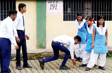 भिलाई। जेपी नगर हाईस्कूल की छात्राओं ने एक लघु नाटक खेलकर यह संदेश दिया है कि नशा करने वाले युवकों को वे राखी नहीं बांधेंगी। छात्राओं ने कहा कि नशे की हालत में नाते-रिश्तों की समझ खत्म हो जाती है और अपने ही अपनों के दुश्मन बन जाते हैं। ऐसे लोगों को राखी बांधने का कोई औचित्य नहीं है। संडेकैम्पस.कॉम के संपादक दीपक रंजन दास के इस स्क्रिप्ट पर छात्राओं ने महज 10 मिनट की तैयारी के बाद अपनी प्रस्तुति दी।