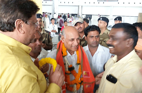 भिलाई। वरिष्ठ भाजपा कार्यकर्ता एवं शिक्षाविद नीलम चिन्ना केशवलू ने आज त्रिपुरा के राज्यपाल रमेश बैस के प्रथम रायपुर प्रवास पर उनका स्वागत किया। उन्होंने श्री बैस को बधाई देते हुए उनकी दीर्घ स्वस्थ जीवन की कामना की। साथ ही उन्हें उपलब्धियों से भरे कार्यकाल के लिए शुभकामनाएं भी दीं। श्री बैस 2 अगस्त को अपना 72वां जन्मदिवस मनाएंगे।