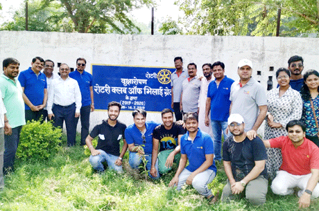 भिलाई। रोटरी क्लब आॅफ भिलाई ग्रेटर ने भिलाई नगर पालिक निगम एवं श्रवण प्रयास स्कूल सुपेला के सहयोग से रामनगर मुक्तिधाम, औद्योगिक क्षेत्र एवं रिसाली में पर्यावरण की सुरक्षा के लिए 329 पौधे लगाए। इन सभी पौधों की सुरक्षा की जिम्मेदारी स्थानीय लोगों को सौंपी गई है। इस कार्यक्रम में श्रवण प्रयास स्कूल के बच्चों, शिक्षक-शिक्षिकाओं के साथ ही रोटरी क्लब भिलाई ग्रेटर के सदस्य दिलीप गोलछा, मधुर अग्रवाल, गौरव अग्रवाल, सुमीत अग्रवाल, नितिन सूपे, प्रशांत बंसल, बृजमोहन अग्रवाल, अनूप बंसल, मलय जैन, यश जैन, मधुर चितलांगिया, वैभव जैन, मयंक रोजिनदार, अनंत अग्रवाल, प्रखर गोलछा, निमित पहाड़िया एवं अमित अग्रवाल शामिल थे।