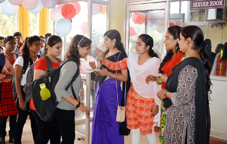 भिलाई। प्रत्येक छात्र के जीवन मे एक क्षण ऐसा भी ऐसा भी आता है जब छात्र अपने स्कूल से कालेज जीवन मे प्रवेश करता है जिसका इंतजार हर छात्र को अपने स्कूल लाईफ मे रहता है। ऐसे ही हर्ष और उल्लास के क्षण संजय रूँगटा ग्रुप आॅफ इस्टीट्यूशंस द्धारा संचालित आर एस आर रूँगटा इजीनियरिंग कॉलेज में बी. ई. एंव डिप्लोमा के नवप्रवेशी छात्रो में देखने को मिला। नवप्रवेशी छात्रो के लिए आगाज 2019 के 21 दिवसीय इंडक्शन प्रोग्राम की शुरूवात की गई इस अवसर पर समूह के चेयरमेन संजय रूँगटा ने अपने संबोधन मे कहा कि जो अपने कदमों की काबिलियत पर विश्वास रखते है वो ही अक्सर मंजिल पर पहुचते है।