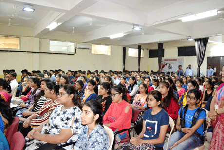 भिलाई। श्री श्ांकराचार्य महाविद्यालय में नवप्रवेशित छात्रों के आगमन पर अतिथि व्याख्यान का आयोजन किया गया। कार्यक्रम में छात्रों को ट्रेफिक नियम एवं किरण एकेडेमी के द्वारा आईएएस, आईपीएस, छ.ग. पीएससी एवं अन्य प्रतियोगी परीक्षा की तैयारी हेतु व्यापक टिप्स दिए गये। इस अवसर पर महाविद्यालय के निदेशक/प्राचार्या डॉ रक्षा सिंह, अति. निदेशक डॉ. जे. दुर्गा प्रसाद राव, किरण एकेडेमी के डायरेक्टर डॉ. अजय सिंह, किरण एकेडेमी के स्टॉफ धनंजय एवं यातायात नियंत्रक सी. दिनकर मंच पर आसीन थे।