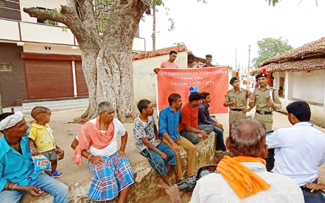 भिलाई। श्री शंकराचार्य महाविद्यालय की एनसीसी इकाई के द्वारा मोर धरती मोर कर्तव्य को चरितार्थ करते हुए वृक्षारोपण, जागरूकता रैली एवं पर्यावरण संरक्षण हेतु संदेश घर-घर पहुंचाने हेतु कार्यक्रम का आयोजन किया गया। प्राचीन काल में मनुष्य धरती को माता कहकर संबोधित करता था, और धरती से जिस भी प्रकार से लाभान्वित होता था। उसे किसी न किसी रूप में चाहे पर्यावरण की देखभाल या बरसात के पानी को परंपरागत उपाय से धरती को सौपता था।