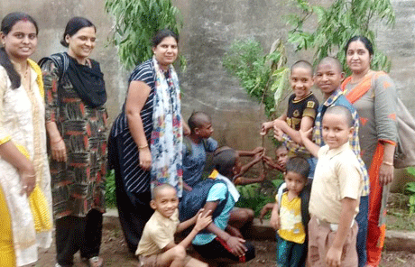 भिलाई। स्वामी श्री स्वरुपानंद सरस्वती महाविद्यालय के शिक्षकों के आर्थिक सहयोग से संचालित कल्पतरु सेवा समिति द्वारा नक्सल प्रभावित विद्यार्थियों को स्कूल बैग एवं खाद्य सामग्री का वितरण किया गया। राजनांदगांव में संचालित मां भगवती वात्सल्य निकेतन नक्सल प्रभावित व वनांचल के बच्चों की शिक्षा स्वावलंबन एवं उनके सर्वांगीण विकास के लिये प्रयासरत है।