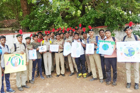 दुर्ग। नीला ग्रह कहलाने वाली हमारी पृथ्वी के संरक्षण का दायित्व हम सब पर है। हमें अपने-अपने स्तर पर पृथ्वी के संरक्षण हेतु प्रयास करना चाहिए। ये उद्गार शासकीय विश्वनाथ यादव तामस्कर स्नातकोत्तर स्वशासी महाविद्यालय, दुर्ग के प्राचार्य डॉ. एम.ए. सिद्दीकी ने आज व्यक्त किये। डॉ. सिद्दीकी आज महाविद्यालय की एनसीसी इकाई द्वारा आयोजित माय अर्थ माय ड्यूटी कार्यक्रम को मुख्य अतिथि की आसंदी से संबोधित कर रहे थे।