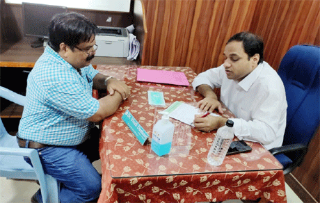 भिलाई। स्पर्श मल्टीस्पेशलिटी हॉस्पिटल ने गत दिनों आयकर विभाग के लिए स्वास्थ्य शिविर का आयोजन किया। शिविर में अस्पताल के अनेक विभागों के विशेषज्ञों ने भाग लिया और अपनी सेवाएं दीं। स्पर्श में आयोजित एक अन्य कार्यक्रम में आईटी विभाग के वरिष्ठ अधिकारियों को हेल्थ पैकेज ऑफर किये गये। शिविर का लाभ लगभग 100 अधिकारियों एवं कमर्चारियों ने उठाया।