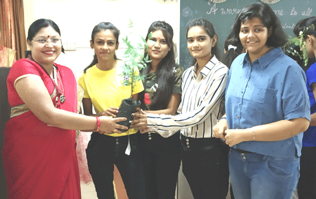 भिलाई। स्वामी स्वरूपानंद महाविद्यालय में बी.कॉम., बीसीए, बीएससी एवं बीबीए प्रथम वर्श की कक्षाएं प्रारंभ हो गई। विद्यार्थियों का स्वागत टीका लगाकर व पर्यावरण के प्रति चेतना विकसित करने के उद्देश्य से पौधा भेंट कर किया गया। विद्यार्थियों को संबोधित करते हुये प्राचार्य डॉ. श्रीमती हंसा शुक्ला ने कहा आप सब स्वरूपानंद महाविद्यालय परिवार का हिस्सा बन गये हैं। यह आपका दूसरा परिवार है शिक्षक आपके पेरेन्ट्स।