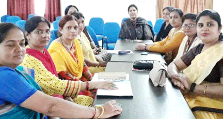  भिलाई। यदि आपकी राह में कष्ट नहीं हैं तो आप गलत रास्ते पर हैं। यह कहना था स्वामी विवेकानंद का। स्वामी विवेकानंद स्मृति दिवस के अवसर पर स्वामी श्री स्वरूपानंद सरस्वती महाविद्यालय के शिक्षा विभाग द्वारा आयोजित ‘स्वामी विवेकानंद और युवा’ विषय पर परिचर्चा में उक्त वक्तव्य का उल्लेख किया गया। कार्यक्रम की अध्यक्षता प्राचार्य डॉ. हंसा शुक्ला ने किया। प्राचार्य डॉ. हंसा शुक्ला ने अपने अध्यक्षीय उद्बोधन में कहा कि हमारा धर्म कर्म पर आधारित है। कर्म आधारित धर्म के कारण भारत में विश्व गुरू बनने की क्षमता है। युवावस्था उत्कर्ष काल है यह युवाओं के कर्म करने का काल है।