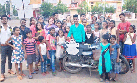 भिलाई। यदि समर्थ चाहें तो वह वंचितों का जीवन बदल सकते हैं। कुछ ऐसा ही प्रयास किया है विवाहित महिलाओं की संस्था स्वयंसिद्धा ने। स्वयंसिद्धा से जुड़ी महिलाएं न केवल बस्ती के बच्चों को विभिन्न कलाओं का मुफ्त प्रशिक्षण दे रही हैं बल्कि उनकी सोच इससे कहीं आगे तक जाती है। स्वयंसिद्धा के प्रयासों से इन बच्चों ने मल्टीप्लेक्स में बैठकर फिल्म सुपर-30 का आनंद लिया। इन बच्चों के लिए स्वयंसिद्धा ने ‘कच्ची धूप’ प्रकल्प खोल रखा है।