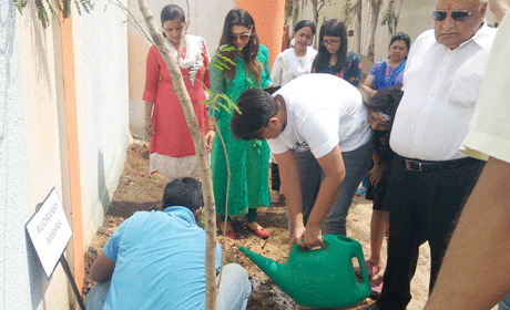  भिलाई। श्री शंकरचार्य टेक्नीकल कैम्पस में राष्ट्रीय सेवा योजना के मार्गदर्शन मे संस्था परिसर में वृक्षारोपण का आयोजन किया गया। छात्र-छात्राओं, गैरशैक्षणिक एवं शैक्षणिक सद्स्यों को पर्यावरण सुरक्षा एवं संस्था परिसर को हरा-भरा रखने के लिए सभी को जागरूक कर भविष्य में भी वृक्षारोपण कार्यक्रम आयोजित करने का संकल्प लिया गया। एसजीईएस के चेयरमैन आईपी मिश्रा ने राष्ट्रीय सेवा योजना कार्यक्रम के इस अनोखे पहल की सराहना की। उन्होंने कहा कि सभी को अपने जीवन में कम से कम 7 वृक्ष जरुर लगाने चाहिए तथा वृक्षों का पालन-पोषण वैसे ही करें जिस तरह से हम अपने बच्चों का पालन-पोषण करते है।
