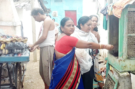 भिलाई। निगम क्षेत्रान्तर्गत मौसमी एवं जलजनित बीमारियों (पीलिया, उल्टी-दस्त) वेक्टर जनित रोग (डेंगू/मलेरिया) के रोकथाम एवं बचाव के लिए नगर निगम भिलाई और शहरी परिवार कल्याण केंद्र सुपेला की संयुक्त टीम ने सघन अभियान चलाकर मच्छरों के लार्वा मिलने की आशंका वाले घरों में टेमीफास का उपयोग किया। 1463 कूलर व 620 टंकी की जांच की गई।