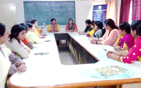 भिलाई। स्वामी श्री स्वरूपानंद सरस्वती महाविद्यालय में विश्व जनसंख्या दिवस के अवसर पर ‘बढ़ती आबादी का कारण व निराकरण’ विषय पर परिचर्चा का आयोजन किया गया। कार्यक्रम की अध्यक्षता प्राचार्य डॉ. श्रीमती हंसा शुक्ला ने की। प्राचार्य डॉ. हंसा शुक्ला ने कहा कि बढ़ती जनसंख्या के प्रति लोगों में जागरुकता उत्पन्न करने के उद्देश्य से यह दिवस मनाया जाता है। छोटे परिवार में ही बच्चों की बेहतर परवरिश संभव होती है।