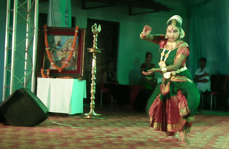 भिलाई। अक्षय पात्र भिलाई में जन्माष्टमी का पर्व धूम-धाम से मनाया जा रहा है। प्रति वर्षानुसार स्कूली छात्र-छात्राओं के बीच रंगोली, चित्रकला, संगीत एवं नृत्य स्पर्धा का आयोजन किया गया है जिसमें बड़ी संख्या में बच्चे भाग ले रहे हैं। इसके साथ ही प्रतिभागियों एवं दर्शकों को श्रीकृष्ण की भक्ति एवं प्रत्येक प्राणी में प्रभु के दर्शन का अनुभव भी कराया जा रहा है। प्रतिभागियों ने आधुनिक रंगोली में श्रीकृष्ण के जीवन के विभिन्न प्रसंगों को उकेरा। रंगोली में पर्यावरण एवं स्वच्छता की झलक भी दिखाई दी।