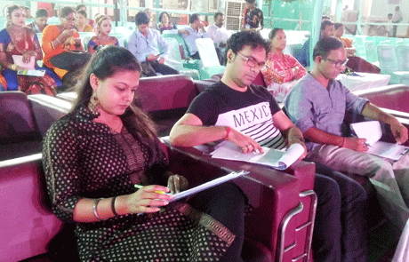 भिलाई। अक्षय पात्र भिलाई में जन्माष्टमी का पर्व धूम-धाम से मनाया जा रहा है। प्रति वर्षानुसार स्कूली छात्र-छात्राओं के बीच रंगोली, चित्रकला, संगीत एवं नृत्य स्पर्धा का आयोजन किया गया है जिसमें बड़ी संख्या में बच्चे भाग ले रहे हैं। इसके साथ ही प्रतिभागियों एवं दर्शकों को श्रीकृष्ण की भक्ति एवं प्रत्येक प्राणी में प्रभु के दर्शन का अनुभव भी कराया जा रहा है। प्रतिभागियों ने आधुनिक रंगोली में श्रीकृष्ण के जीवन के विभिन्न प्रसंगों को उकेरा। रंगोली में पर्यावरण एवं स्वच्छता की झलक भी दिखाई दी।