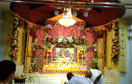 भिलाई। अक्षय पात्र सेक्टर-6 में श्रीकृष्ण जन्माष्टमी का पर्व धूमधाम के साथ मनाया गया। एमजे कालेज के कॉमर्स एंड मैनेजमेंट स्टूडेन्ट्स भी इस आयोजन में शामिल हुए। उन्होंने भगवान श्रीकृष्ण को झूला झुलाया तथा 108 नाम का जाप भी किया। वे आरती में भी शामिल हुए और प्रदर्शनी का भी अवलोकन किया। एमजे कालेज की साक्षी सिंह, यामिनी दशरिया, विकास श्रीवास्तव, अनिषा सिंह, दिलेश्वरी मिरी, अनिल एवं सुशांत ने श्रीकृष्ण जन्माष्टमी के अवसर पर यहां आयोजित प्रतियोगिताओं का जायजा लिया।