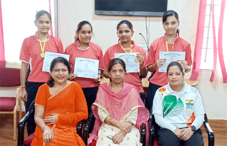 भिलाई। भिलाई महिला महाविद्यालय की शतरंज - छात्रा टीम ने अंतरमहाविद्यालयीन शतरंज प्रतियोगिता में 17 अंक प्राप्त कर प्रथम स्थान प्राप्त किया है। दुर्ग विश्वविद्यालय स्तरीय इस प्रतियोगिता का आयोजन रूंगटा कॉलेज आॅफ साइंस एंड टेक्नोलॉजी में किया गया था। शेख नरगिस, भावना कुल्हारे, तृप्ति साहू एवं ऋषिका साहनी की टीम ने यह पुरस्कार जीता। इनमें से तीन छात्राओं का चयन राज्य स्तरीय शतरंज प्रतियोगिता के लिए किया गया है। यह प्रतियोगिता 29 एवं 30 अगस्त को शासकीय महाविद्यालय डोंगरगढ़ में होगी।