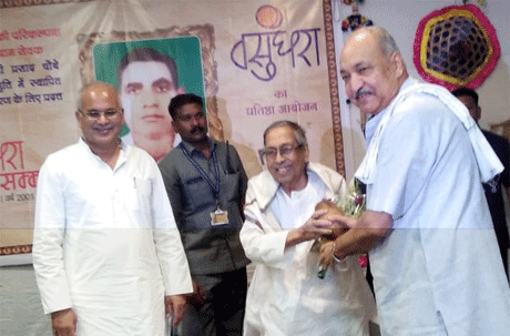 भिलाई। मुख्यमंत्री भूपेश बघेल ने कहा कि भारतीय परम्परा सवाल पूछने की रही है और सवाल जिससे किया जाता था, जवाब भी वही देता था जिससे वह प्रामाणिक हो जाता था। पर अब तो जवाब कोई भी दे देता है। शायद इसीलिए लोगों ने सवाल पूछना छोड़ दिया है। वैसे भी अब सवाल पूछने वाले पर देशद्रोही का लेबल लग जाता है। लोकतंत्र की सेहत के लिए यह जरूरी है कि लोग सरकार से सवाल पूछें। मुख्यमंत्री यहां भिलाई निवास में कीर्तिशेष देवीप्रसाद चौबे की स्मृति में दिए जाने वाले वसुंधरा सम्मान समारोह को मुख्य अतिथि की आसंदी से संबोधित कर रहे थे।