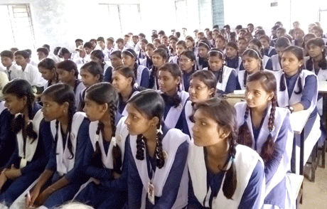 भिलाई। वर्तमान समय में युवाओं की अवस्था असंयमित वायु की तरह हो गयी है जो अपनी सरलता, सादगी एवं शालीनता को भूलकर पथभ्रष्ट हो गयी है। वह अपनी ऊर्जा को व्यर्थ की चीजों में नष्ट कर रहा है। ऐसे में अध्यात्म ही है जो युवाओं को सही और गलत की परख करा कर सही मार्ग प्रसस्त कर सकता है। अखिल विश्व गायत्री परिवार की युवा शाखा दिव्य भारत युवा संघ (दीया) छग ने इसे समझाने के लिए बोहारा एवं पलारी हायर सेकण्डरी स्कूलों में 27 जुलाई को कार्यशाला का आयोजन किया।
