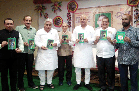 भिलाई। मुख्यमंत्री भूपेश बघेल ने कहा कि भारतीय परम्परा सवाल पूछने की रही है और सवाल जिससे किया जाता था, जवाब भी वही देता था जिससे वह प्रामाणिक हो जाता था। पर अब तो जवाब कोई भी दे देता है। शायद इसीलिए लोगों ने सवाल पूछना छोड़ दिया है। वैसे भी अब सवाल पूछने वाले पर देशद्रोही का लेबल लग जाता है। लोकतंत्र की सेहत के लिए यह जरूरी है कि लोग सरकार से सवाल पूछें। मुख्यमंत्री यहां भिलाई निवास में कीर्तिशेष देवीप्रसाद चौबे की स्मृति में दिए जाने वाले वसुंधरा सम्मान समारोह को मुख्य अतिथि की आसंदी से संबोधित कर रहे थे।