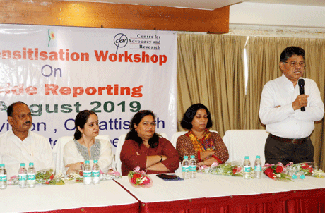 दुर्ग। आत्महत्या सभ्य समाज पर एक अभिशाप की तरह है। अत्यधिक तनाव, अवसाद की स्थिति से गुजर रहे लोगों में इसकी संभावना अधिक होती है। यह एक मानसिक समस्या है। आत्महत्या के मामलों को महिमा मंडित करना, उसके कारणों और तरीकों की चर्चा करना अवसाद में जी रहे लोगों को उकसा सकता है। मीडिया को ऐसी खबरों के प्रकाशन को लेकर संवेनदशील होना चाहिए। उक्त बातें एनसीडी सेल द्वारा सेन्टर फॉर एडवोकेसी एंड रिसर्च सीएफएआर के सहयोग से होटल कैम्बियन में आयोजित मीडिया संवेदीकरण कार्यशाला में कही।