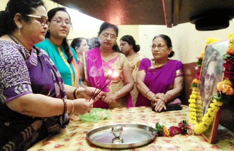 भिलाई। कालजयी पार्श्वगायक मुकेश चंद्र माथुर को उनकी पुण्यतिथि की पूर्व संध्या पर भिलाई-दुर्ग के कलाकारों ने चित्रांश भवन, सेक्टर-6 में स्वरांजलि दी। आयोजन में अनेक प्रतिभाशाली कलाकारों ने भागीदारी दी। दुर्ग आइडल प्रीति बख्शी, इंडियन आइडल के थर्ड राउंड तक पहुंची पूर्वा श्रीवास्तव एवं दिव्यांग कलाकार ऋचा श्रीवास्तव सहित लगभग 40 कलाकारों ने स्व. मुकेश के गीतों को अपनी आवाज दी।