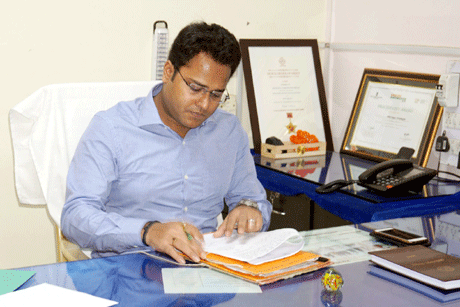 भिलाई। निगम भिलाई के नये आयुक्त ऋतुराज रघुवंशी ने आज कार्यभार ग्रहण किया। इसके साथ ही उन्होंने पिछले साल यहां हुए डेंगू के ताण्डव के खिलाफ अभियान छेड़ दिया है। 2014 बैच के आईएएस श्री रघुवंशी ने पहले ही दिन अधिकारियों की बैठक लेकर स्वच्छता की स्थिति की रिपोर्ट ली और डेंगू जैसी बीमारियों की रोकथाम के लिए उठाए जा रहे कदमों के बारे में पूछा। उन्होंने डेंगू नियंत्रण की मॉनिटरिंग अधिकारियों को स्वयं करने के लिए कहा।