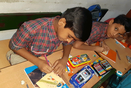 भिलाई। 14 अगस्त को डीएवी इस्पात पब्लिक स्कूल सेक्टर -2 में स्वतंत्रता दिवस पर 150 वीं गाँधी जयंती का उत्साह भी देखने को मिला। डीएवी इस्पात पब्लिक स्कूल सेक्टर -2 में भी कक्षा छठवीं से नवमी तक के छात्रों ने उत्साह के साथ इसमें भाग लिया। अपनी सोच, अपने अनोखे विचारों को पोस्टकार्ड पर उकेरा छात्रों को इसके लिए पोस्टकार्ड विद्यालय से उपलब्ध करवाया गया था। छात्रों ने रेखाचित्र, चित्र, संकेतों, नारों इत्यादि के माध्यम से अपने अनोखे विचार (यूनीक आइडिया ) प्रस्तुत किए।