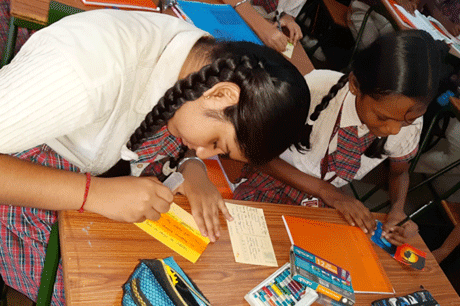 भिलाई। 14 अगस्त को डीएवी इस्पात पब्लिक स्कूल सेक्टर -2 में स्वतंत्रता दिवस पर 150 वीं गाँधी जयंती का उत्साह भी देखने को मिला। डीएवी इस्पात पब्लिक स्कूल सेक्टर -2 में भी कक्षा छठवीं से नवमी तक के छात्रों ने उत्साह के साथ इसमें भाग लिया। अपनी सोच, अपने अनोखे विचारों को पोस्टकार्ड पर उकेरा छात्रों को इसके लिए पोस्टकार्ड विद्यालय से उपलब्ध करवाया गया था। छात्रों ने रेखाचित्र, चित्र, संकेतों, नारों इत्यादि के माध्यम से अपने अनोखे विचार (यूनीक आइडिया ) प्रस्तुत किए।