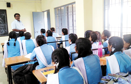 भिलाई। हममें से सभी को ऐसा महसूस होता है कि हमारे पास वक्त नहीं है। यह स्थिति एक भरे हुए गिलास जैसी होती है। यह दिखती तो भरी हुई है पर इसमें नमक, चीनी जैसी घुलनशील चीजें मिलाई जा सकती हैं। कुछ ऐसा ही हम अपनी दिनचर्या में भी कर सकते हैं। हम देखेंगे कि समय के सही प्रबंधन से हमारे पास काफी वक्त निकल आएगा। उक्त बातें स्किल ट्रेनर संडेकैम्पस.कॉम के संपादक दीपक रंजन दास ने शासकीय उच्चतर माध्यमिक विद्यालय खम्हरिया में व्यक्त किए।
