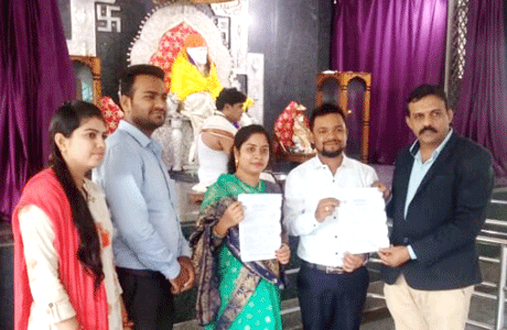 भिलाई। सामाजिक संस्था प्रनाम के देहदान अभियान से अब युवा और नव दंपति भी जुड़ रहे हैं। मृत्यु के बाद अपनी पार्थिव काया मानवता की भलाई के लिए दान करने का संकल्प लेने वालों में भिलाई के धनकर दम्पत्ति का नाम भी शामिल हो गया है। खमरिया, वार्ड क्रमांक 1 के राकेश धनकर और उनकी पत्नी ज्योति साहू धनकर जिनका विवाह 5 जून को ही हुआ था, उन्होंने प्रनाम के अध्यक्ष पवन केसवानी के माध्यम से देहदान की वसीयत जारी कर दी है।