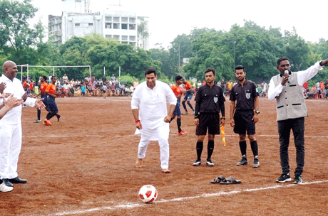 भिलाई। यूथ खेल एवं सांस्कृतिक मंच द्वारा आयोजित राज्य स्तरीय फुटबॉल प्रतियोगिता का आयोजन सेक्टर 9 हास्पिटल ग्राउंड में आयोजित हुआ। विधायक एवं महापौर देवेद्र यादव ने खिलाड़ियों को चेंजिग रूम की सौगात दी। उन्होंने विजेता खिलाड़ियों को प्रतीक चिन्ह प्रदान करते हुए कहा कि प्रतियोगिता में टीम भावना से खेलना चाहिए, जीत हार जीवन का अंग है उन्होंने कहा कि वे खुद फुटबॉल के अच्छे खिलाड़ी रहे है, खिलाड़ियों से परिचय के दौरान उन्होने फुटबाल में अपना दमखम दिखाया और एक गोल भी किया।
