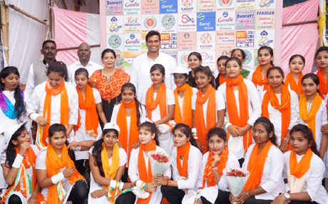 भिलाई। यूथ खेल एवं सांस्कृतिक मंच द्वारा आयोजित राज्य स्तरीय फुटबॉल प्रतियोगिता का आयोजन सेक्टर 9 हास्पिटल ग्राउंड में आयोजित हुआ। विधायक एवं महापौर देवेद्र यादव ने खिलाड़ियों को चेंजिग रूम की सौगात दी। उन्होंने विजेता खिलाड़ियों को प्रतीक चिन्ह प्रदान करते हुए कहा कि प्रतियोगिता में टीम भावना से खेलना चाहिए, जीत हार जीवन का अंग है उन्होंने कहा कि वे खुद फुटबॉल के अच्छे खिलाड़ी रहे है, खिलाड़ियों से परिचय के दौरान उन्होने फुटबाल में अपना दमखम दिखाया और एक गोल भी किया।