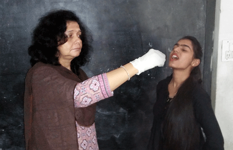 भिलाई। एमजे कालेज में आज राष्ट्रीय कृमि मुक्ति दिवस पर 19 साल से कम उम्र के बच्चों को एलबेंडाजॉल की गोली खिलाई गई। इससे पूर्व बच्चों को संबोधित करते हुए महाविद्यालय की डायरेक्टर श्रीलेखा विरुलकर ने कहा कि पेट के कीड़ों से बचने पर ही पूर्ण शारीरिक एवं मानसिक विकास संभव है। उन्होंने कहा कि ये कीड़े हमारे भोजन से पोषक तत्वों को खा जाते हैं जिससे पूर्ण आहार लेने के बाद भी हम कुपोषित लगते हैं।