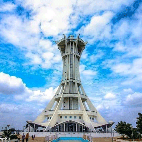 उक्त बातें एमजे कालेज की निदेशक श्रीलेखा विरुलकर ने अपने संदेश में दिया। उन्होंने कहा कि फोटोग्राफी न केवल एक कला है बल्कि यह सुखद सुन्दर पलों को संजोने का एक बेहतरीन माध्यम भी है। 