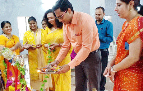 भिलाई। एमजे कालेज में श्रीकृष्ण जन्माष्टमी के अवसर पर विभिन्न नृत्यनाटिकाओं के द्वारा श्रीकृष्ण के जन्म वृत्तांत को दर्शाया गया। इसके साथ ही श्रीकृष्ण की बाल लीलाओं, शरारतों और गोपिकाओं के साथ उनके संबंध का चित्रण भी किया गया। इससे पहले नन्हे कान्हा को झूले में डालकर पूजा अर्चना की गई। कंस एवं कारागार में श्रीकृष्ण के जन्म मार्मिक प्रसंग भी प्रस्तुत किया गया।