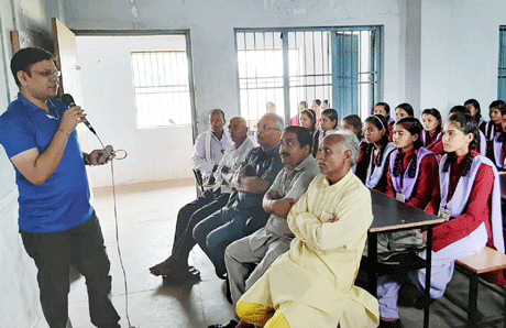 भिलाई। वर्तमान समय में युवाओं की अवस्था असंयमित वायु की तरह हो गयी है जो अपनी सरलता, सादगी एवं शालीनता को भूलकर पथभ्रष्ट हो गयी है। वह अपनी ऊर्जा को व्यर्थ की चीजों में नष्ट कर रहा है। ऐसे में अध्यात्म ही है जो युवाओं को सही और गलत की परख करा कर सही मार्ग प्रसस्त कर सकता है। अखिल विश्व गायत्री परिवार की युवा शाखा दिव्य भारत युवा संघ (दीया) छग ने इसे समझाने के लिए बोहारा एवं पलारी हायर सेकण्डरी स्कूलों में 27 जुलाई को कार्यशाला का आयोजन किया।