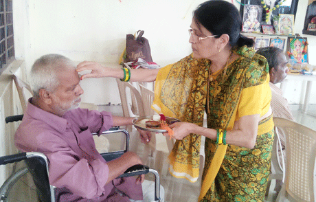 भिलाई। कल्याण महाविद्यालय की पूर्व प्राध्यापक डॉ अंजना श्रीवास्तव ने आज रक्षाबंधन के अवसर पर पुलगांव के वृद्धाश्रम में निवासरत भाई बहनों को रक्षा सूत्र बांधकर उन्हें उपहार भी दिए। अपने जीवनसाथी कल्याण महाविद्यालय के पूर्व प्राध्यापक डॉ पीके श्रीवास्तव के साथ यहां पहुंची डॉ अंजना ने वृद्धाश्रम वासियों को दैनिक उपयोग की सामग्रियां भी प्रदान की।उल्लेखनीय है कि डॉ अंजना अपना जन्मदिन अर्पण स्कूल के विशेष बच्चों के साथ मनाती हैं। वहीं डॉ पीके श्रीवास्तव अपना जन्मदिन पुलगांव वृद्धाश्रम में मनाते हैं।