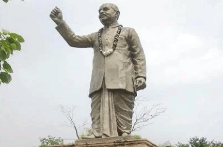 नई दिल्ली। जम्मू-कश्मीर से अनुच्छेद 370 और 35ए हटाए जाने का बिगुल आज से 66 साल पहले डॉ. श्यामा प्रसाद मुखर्जी ने पठानकोट के माधोपुर में फूंका था। 1952 के संसद में अनुच्छेद 370 के खिलाफ प्रभावशाली भाषण के बाद माधोपुर में ही उन्होंने 'एक देश में दो विधान, दो प्रधान और दो निशान नहीं चलेंगे' का नारा भी भाजपाइयों को दिया। पंजाब के आखिरी गांव माधोपुर से उन्होंने धारा 370 के खिलाफ जंग शुरू की थी और बिना परमिट के जम्मू-कश्मीर की यात्रा करने पर उन्हें गिरफ्तार किया गया और रहस्यमयी परिस्थितियों में उनकी मौत हुई।