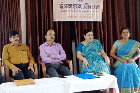  दुर्ग। शासकीय डॉ वावा पाटणकर कन्या स्नातकोत्तर महाविद्यालय दुर्ग के प्राचार्य डॉ. सुशील चन्द्र तिवारी ने नवप्रवेशी विद्यार्थियों को अनुशासन, लगन और समर्पण के साथ सीखने-सिखाने की परम्परा को आगे बढ़ाने की सीख दी। वे नवप्रवेशी विद्यार्थियों के लिए आईक्यूएसी (आंतरिक गुणवत्ता आश्वासन प्रकोष्ठ) द्वारा आयोजित इंडक्शन कार्यक्रम को संबोधित कर रहे थे। इसमें छात्राओं को महाविद्यालय की गतिविधियों, उपलब्धियों नियमावली संबंधी दिशा-निर्देश दिये गये।