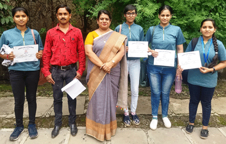 दुर्ग। उच्च शिक्षा विभाग के तत्वाधान में रुगंटा कालेज ऑफ़ साइंस एण्ड टेक्नोलॉजी दुर्ग द्वारा आयोजित सेक्टर स्तरीय महाविद्यालयीन शतरंज प्रतियोगिता में शासकीय डॉ. वावा पाटणकर कन्या स्नातकोत्तर महाविद्यालय दुर्ग की टीम उपविजेता का खिताब जीता। प्रतियोगिता में साइंस कालेज दुर्ग एवं कन्या महाविद्यालय ने बराबर अंक बटोरे पर बोनस अंक के आधार पर कन्या महाविद्यालय को रनर अप के पुरस्कार से संतोष करना पड़ा।