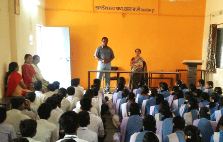 भिलाई। स्कूल में 12 तथा कालेज में 3 साल अंग्रेजी पढ़ने के बाद भी विद्यार्थी केवल पासिंग मार्क्स के आसपास ही पहुंच पाते हैं। बोलना तो दूर, अंग्रेजी में एक पैराग्राफ लिखना भी इन विद्यार्थियों के लिए मुश्किल होता है। वे केवल वही लिख पाते हैं जो उन्हें पढ़ाया, लिखाया या सिखाया गया है। स्थिति तब और भी गंभीर हो जाती है जब 80 फीसदी नौकरियों में भाषा की बहुत बड़ी भूमिका होती है। उक्त बातें sundaycampus.com के संपादक दीपक रंजन दास ने शासकीय उच्चतर माध्यमिक विद्यालय खपरी में हाई स्कूल एवं हायर सेकण्डरी स्कूल के विद्यार्थियों को संबोधित करते हुए कहीं।