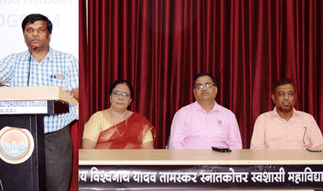 दुर्ग। लक्ष्य विहीन अध्ययन ही विद्यार्थियों के पतन का प्रमुख कारण है। विद्यार्थियों को महाविद्यालय में प्रवेश लेने के साथ ही अपना लक्ष्य निर्धारित कर लेना चाहिए। ऐसा करने पर सफलता अवश्य प्राप्त होगी। ये उद्गार शासकीय विश्वनाथ यादव तामस्कर स्नातकोत्तर स्वशासी महाविद्यालय के प्राचार्य डॉ. आर.एन. सिंह ने आज महाविद्यालय के रवीन्द्रनाथ टैगोर सभागार में व्यक्त किये। डॉ. सिंह स्नातक स्तर पर नव प्रवेशित प्रथम वर्ष के विद्यार्थियों हेतु आयोजित इंडक्शन प्रोग्राम को संबोधित कर रहे थे।