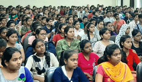 दुर्ग। लक्ष्य विहीन अध्ययन ही विद्यार्थियों के पतन का प्रमुख कारण है। विद्यार्थियों को महाविद्यालय में प्रवेश लेने के साथ ही अपना लक्ष्य निर्धारित कर लेना चाहिए। ऐसा करने पर सफलता अवश्य प्राप्त होगी। ये उद्गार शासकीय विश्वनाथ यादव तामस्कर स्नातकोत्तर स्वशासी महाविद्यालय के प्राचार्य डॉ. आर.एन. सिंह ने आज महाविद्यालय के रवीन्द्रनाथ टैगोर सभागार में व्यक्त किये। डॉ. सिंह स्नातक स्तर पर नव प्रवेशित प्रथम वर्ष के विद्यार्थियों हेतु आयोजित इंडक्शन प्रोग्राम को संबोधित कर रहे थे।