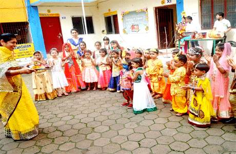 भिलाई। श्रीकृष्ण जन्माष्टमी के अवसर पर कृष्णा पब्लिक स्कूल कुटेलाभाटा में नौनिहालों ने मनोहारी प्रस्तुतियां देकर प्रेक्षकों का मन मोह लिया। श्रीकृष्ण, राधा एवं गोपियों के वेश में बच्चों ने श्रीकृष्ण से जुड़े अनेक प्रसंगों की नयनाभिराम प्रस्तुतियां दीं। उन्होंने गीत गाए, नृत्य किया तथा अपनी चपल-चंचल अभिव्यक्ति से उपस्थित जनों को आल्हादित कर दिया। शिक्षकों ने भी इस अवसर पर भक्तिगीतों की सुमधुर प्रस्तुतियां दीं।