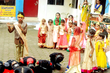 भिलाई। श्रीकृष्ण जन्माष्टमी के अवसर पर कृष्णा पब्लिक स्कूल कुटेलाभाटा में नौनिहालों ने मनोहारी प्रस्तुतियां देकर प्रेक्षकों का मन मोह लिया। श्रीकृष्ण, राधा एवं गोपियों के वेश में बच्चों ने श्रीकृष्ण से जुड़े अनेक प्रसंगों की नयनाभिराम प्रस्तुतियां दीं। उन्होंने गीत गाए, नृत्य किया तथा अपनी चपल-चंचल अभिव्यक्ति से उपस्थित जनों को आल्हादित कर दिया। शिक्षकों ने भी इस अवसर पर भक्तिगीतों की सुमधुर प्रस्तुतियां दीं।