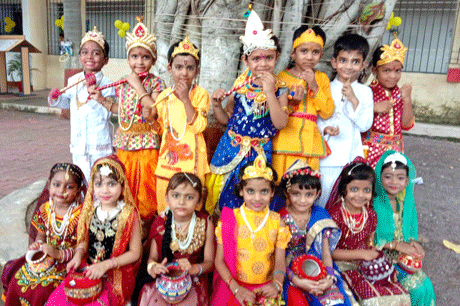 भिलाई। डीएवी पब्लिक स्कूल में कृष्ण जन्माष्टमी की पूर्व संध्या पर दिनांक 23/ 8/19 कोकृष्ण जन्मोत्सव मनाया गया। इस कार्यक्रम में कक्षा नसर्री से कक्षा दो तक के छात्र-छात्राओं ने भाग लिया। जिसमें कई नृत्य प्रस्तुत किए गए ।कृष्ण जन्म से संबंधित नाटिका भी प्रस्तुत की गई जिसने मंत्र मुक्त कर दिया। नन्हे -नन्हे कक्षा 2 के छात्र-छात्राओं ने कृष्ण के जीवन के कई चरणों को अत्यंत प्रभावशाली ढंग से प्रस्तुत किया। इस अवसर पर विद्यालय में यलो डे भी मनाया गया।