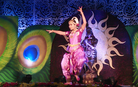 भिलाई। कृष्णा पब्लिक स्कूल के प्रज्ञोत्सव में छत्तीसगढ़ के कोने-कोने से प्रतिभागी अपनी भागीदारी दे रहे हैं। सुबह से देर शाम तक जारी इस महासंग्राम में भरतनाट्यम एवं कुचिपुड़ी के बाल साधकों के बीच कांटे का मुकाबला हो रहा है। प्रतियोगिता के साथ ही उत्सव श्रेणी में भी बड़ी संख्या में नई उभरती प्रतिभाएं अपनी प्रस्तुतियां दे रही हैं। इस वर्ष इंदिरा कला संगीत विश्वविद्यालय खैरागढ़ के बच्चे भी अपनी भागीदारी दे रहे हैं।