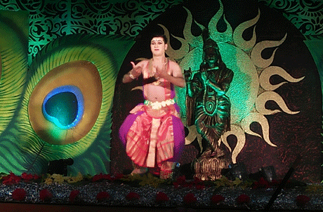 भिलाई। कृष्णा पब्लिक स्कूल के प्रज्ञोत्सव में छत्तीसगढ़ के कोने-कोने से प्रतिभागी अपनी भागीदारी दे रहे हैं। सुबह से देर शाम तक जारी इस महासंग्राम में भरतनाट्यम एवं कुचिपुड़ी के बाल साधकों के बीच कांटे का मुकाबला हो रहा है। प्रतियोगिता के साथ ही उत्सव श्रेणी में भी बड़ी संख्या में नई उभरती प्रतिभाएं अपनी प्रस्तुतियां दे रही हैं। इस वर्ष इंदिरा कला संगीत विश्वविद्यालय खैरागढ़ के बच्चे भी अपनी भागीदारी दे रहे हैं।