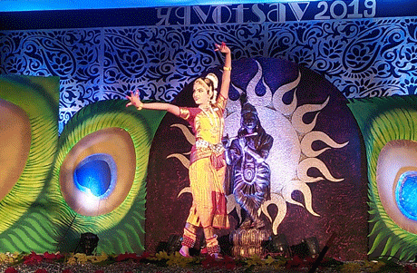 भिलाई। कृष्णा पब्लिक स्कूल के प्रज्ञोत्सव में छत्तीसगढ़ के कोने-कोने से प्रतिभागी अपनी भागीदारी दे रहे हैं। सुबह से देर शाम तक जारी इस महासंग्राम में भरतनाट्यम एवं कुचिपुड़ी के बाल साधकों के बीच कांटे का मुकाबला हो रहा है। प्रतियोगिता के साथ ही उत्सव श्रेणी में भी बड़ी संख्या में नई उभरती प्रतिभाएं अपनी प्रस्तुतियां दे रही हैं। इस वर्ष इंदिरा कला संगीत विश्वविद्यालय खैरागढ़ के बच्चे भी अपनी भागीदारी दे रहे हैं।