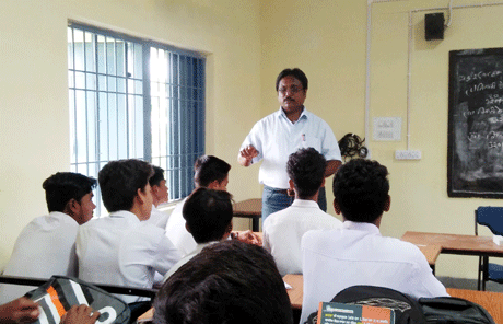 भिलाई। हममें से सभी को ऐसा महसूस होता है कि हमारे पास वक्त नहीं है। यह स्थिति एक भरे हुए गिलास जैसी होती है। यह दिखती तो भरी हुई है पर इसमें नमक, चीनी जैसी घुलनशील चीजें मिलाई जा सकती हैं। कुछ ऐसा ही हम अपनी दिनचर्या में भी कर सकते हैं। हम देखेंगे कि समय के सही प्रबंधन से हमारे पास काफी वक्त निकल आएगा। उक्त बातें स्किल ट्रेनर संडेकैम्पस.कॉम के संपादक दीपक रंजन दास ने शासकीय उच्चतर माध्यमिक विद्यालय खम्हरिया में व्यक्त किए।